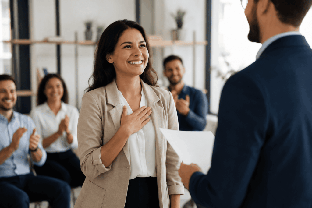 mulher aprendendo como ser promovida no trabalho com dicas práticas
