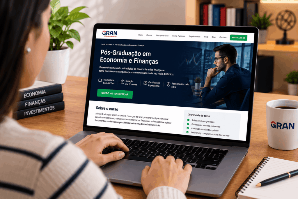 A imagem mostra uma pessoa navegando pela página do curso de Pós-Graduação em Economia e Finanças do Gran.
A tela destaca informações sobre a formação, duração, modalidade e matrícula.
O ambiente transmite uma sensação de estudo, organização e desenvolvimento profissional.
